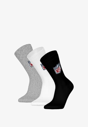 Tres pares de calcetines de tripulación: gris, blanco y negro. Cada uno cuenta con una textura acanalada y un logotipo de la NFL de color en el lateral.
