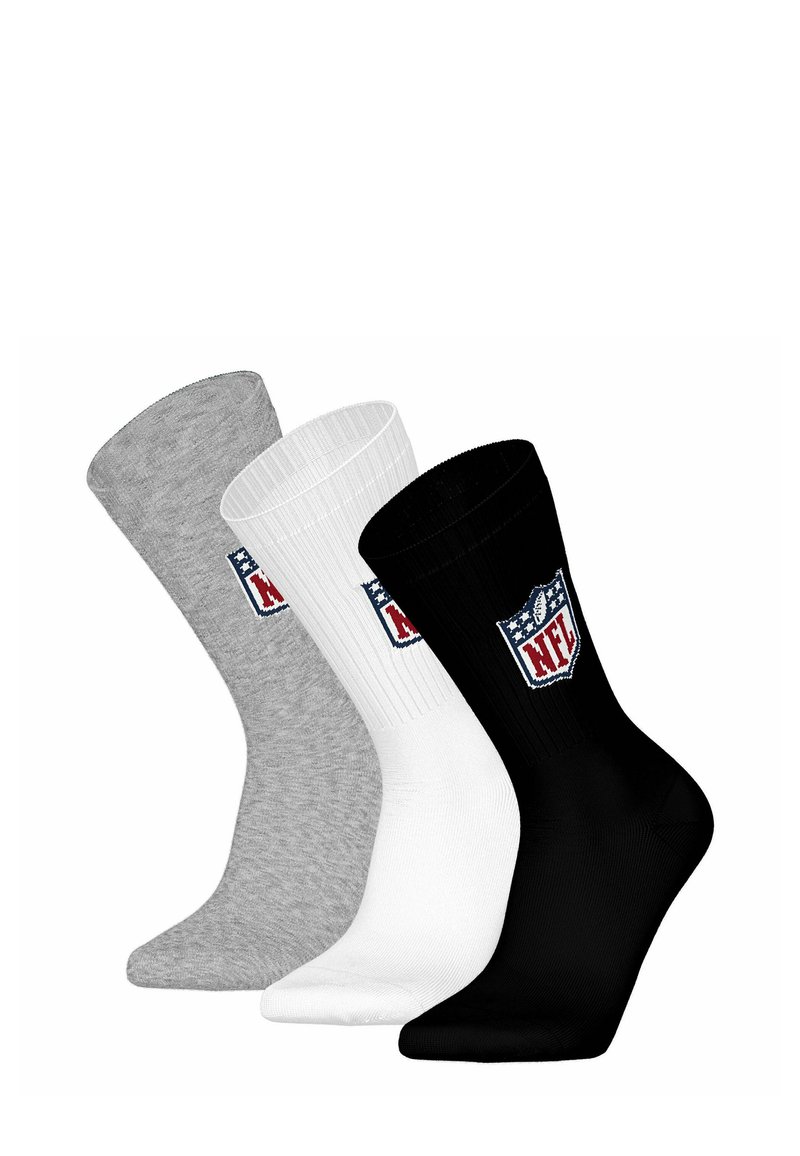 Tres pares de calcetines de tripulación: gris, blanco y negro. Cada uno cuenta con una textura acanalada y un logotipo de la NFL de color en el lateral.