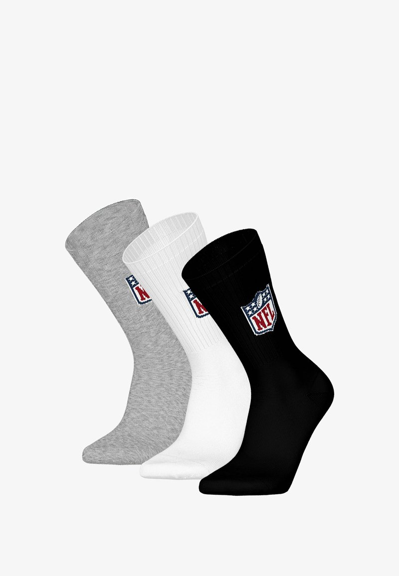 Tres pares de calcetines de tripulación: gris, blanco y negro. Cada uno cuenta con una textura acanalada y un logotipo de la NFL de color en el lateral.