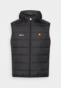 Svart vadderad väst med hög krage, framdragkedja och logotyp på vänster bröst. Har quiltade partier och justerbar huva.