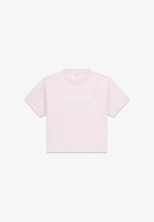 Lichtroze T-shirt met korte mouwen, ronde hals en een witte "GUESS JEANS"-logo twee keer gedrukt op de borst.