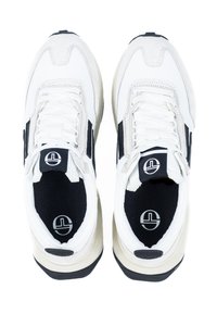 Weiße und graue Sneakers mit robustem Design, ausgestattet mit schwarzen Akzenten, strukturiertem Wildleder und festen schwarzen Gummisohlen.