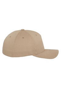 Beige Baseballcap aus Stoff mit gebogenem Schild, sechs Paneelen und Belüftungsösen, der eine glatte Textur bietet.