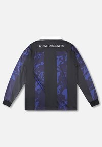 Μαύρο αθλητικό μπλουζάκι με μακριά μανίκια και σκούρες μπλε λωρίδες καμουφλάζ, λευκό γιακά και κείμενο "ACTIVE DISCOVERY" στο πάνω μέρος της πλάτης.