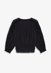 Blouse noire avec des manches longues, ourlet élastiqué, bordure en dentelle décorative sur les épaules et coupe décontractée avec des détails froncés à la taille.
