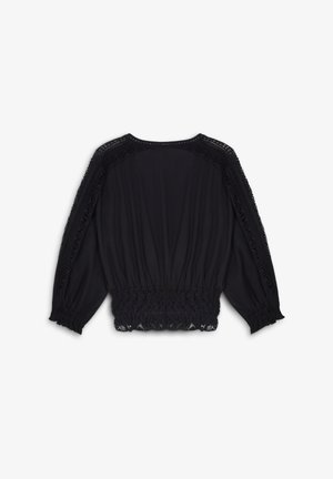 Černá blůza s dlouhými rukávy, elastickým lemem, dekorativní krajkovou výšivkou na ramenou a volným střihem s nařasením v pase.