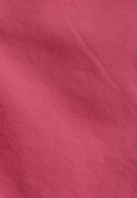 Tekstuuri kangas elava roosa värviga. Omab vertikaalset ribakujundust, sujuvat viimistlust ja ühtlast värvust pinnal.