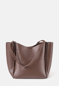 Braune Leder-Tote-Bag mit glatter Textur, flexibler Form und doppelten Schultergurten. Verfügt über ein minimalistisches Design ohne Hardware-Akzente.