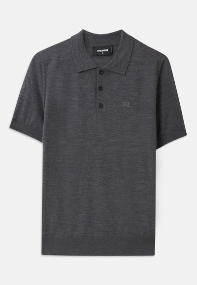 Tricou polo gri închis cu mânecă scurtă, trei nasturi, guler și manșete striate și logo subtil "D2" pe piept.