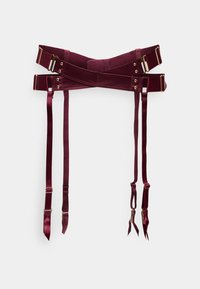 Bordo satino suspendorius su reguliuojamais diržais, aukso spalvos furnitūra ir sklandžia tekstūra. Yra keli tvirtinimo taškai ir elegantiškas dizainas.