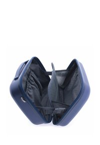 Bolsa de viaje rígida en color navy con un diseño estructurado, compartimentos dobles, interior forrado en gris y cierre de cremallera con un asa lateral.