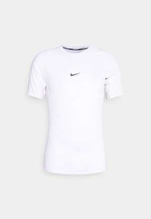 Chemise de sport à manches courtes blanche avec le logo Nike swoosh noir centré sur la poitrine, sur fond uni.