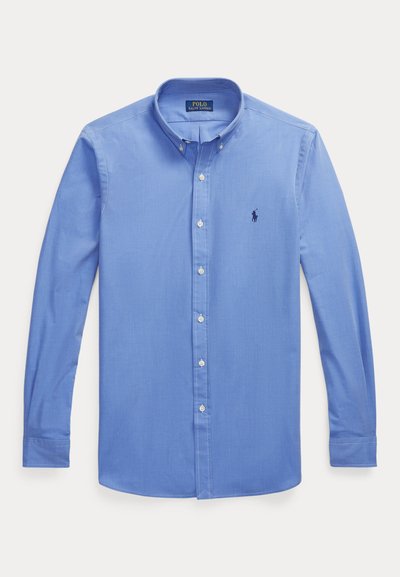 Camicia azzurro chiaro a maniche lunghe con bottoni, colletto e logo ricamato discreto sul petto sinistro.