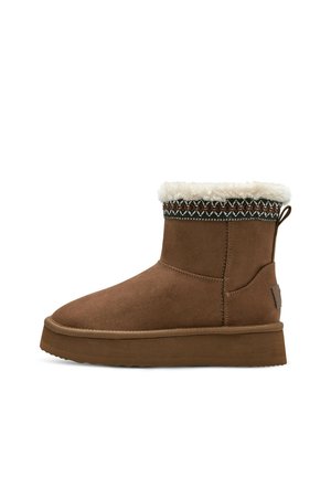 Stivale alla caviglia in suede marrone con colletto in pelliccia bianca e motivo decorativo nella parte superiore. Presenta una suola in gomma piatta e un'etichetta sul retro.