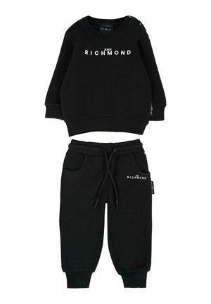 Set di felpa e pantaloni tuta neri per bambini, con testo bianco "JOHN RICHMOND". Realizzato in tessuto morbido con una vestibilità comoda. Vita e polsini elasticizzati.