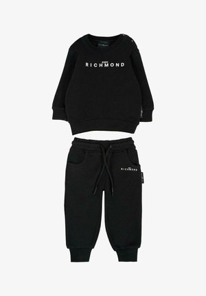 Set di felpa e pantaloni tuta neri per bambini, con testo bianco "JOHN RICHMOND". Realizzato in tessuto morbido con una vestibilità comoda. Vita e polsini elasticizzati.