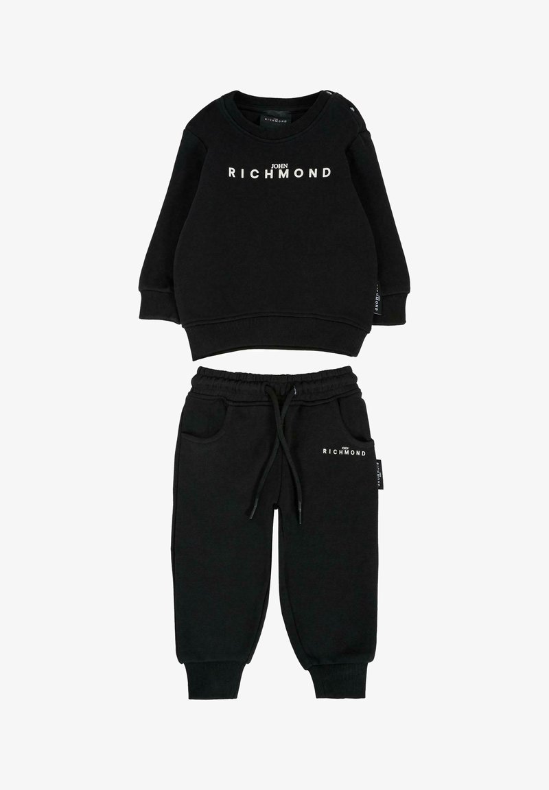 Set di felpa e pantaloni tuta neri per bambini, con testo bianco "JOHN RICHMOND". Realizzato in tessuto morbido con una vestibilità comoda. Vita e polsini elasticizzati.