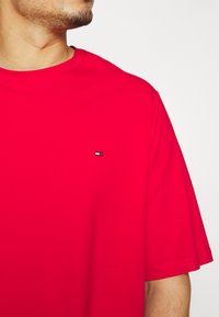 Tommy Hilfiger TEE - T-shirt básica - primary red