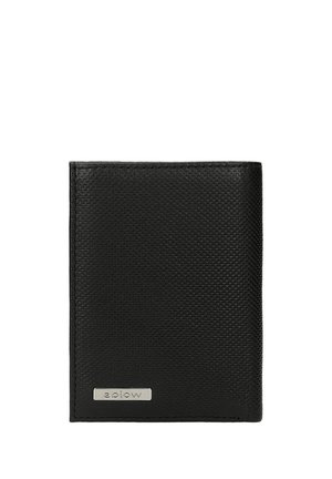 Schwarze Geldbörse aus strukturiertem Leder mit einer silbernen Metall-Logoplatte an der unteren Vorderseite, fotografiert vor einem weißen Hintergrund.