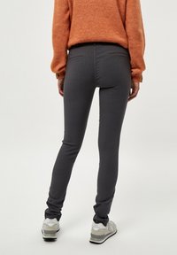 Minus MICARMA PANTS 7/8 - Chinos tipa bikses - dark grey