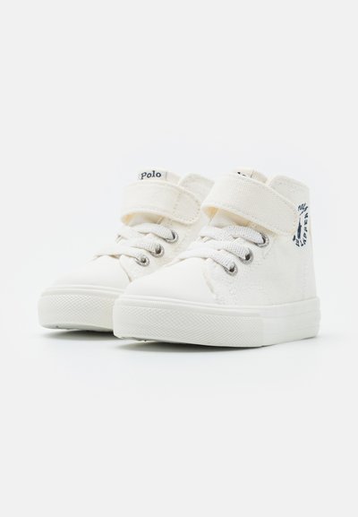 Witte canvas hoge sneakers met rubberen zolen, voorzien van een klittenbandsluiting, vetersluiting en een logoaccent aan de zijkant.