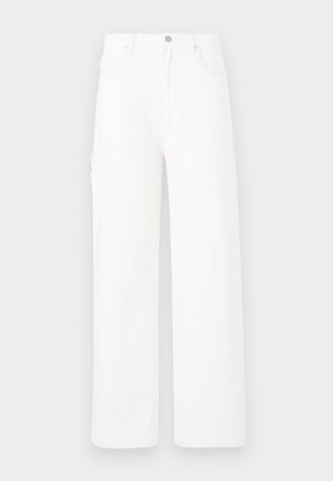 Valkoiset farkut, joissa on leveä lahje, klassinen viisi-taskuinen muotoilu ja sileä pinta ilman kuvioita tai koristeita.