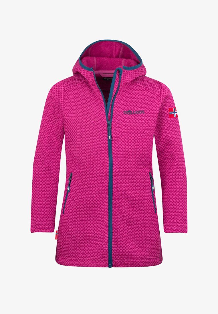 Fleecejacke in leuchtendem Pink mit strukturiertem Muster, Kapuze, navyfarbenen Reißverschlüssen, Seitentaschen und einem kleinen Detail mit norwegischer Flagge.