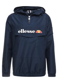 Marinblå vindjacka med huva, halvdragkedja framtill, elastiska ärmslut och en stor framficka med "ellesse"-logotypen i vitt.