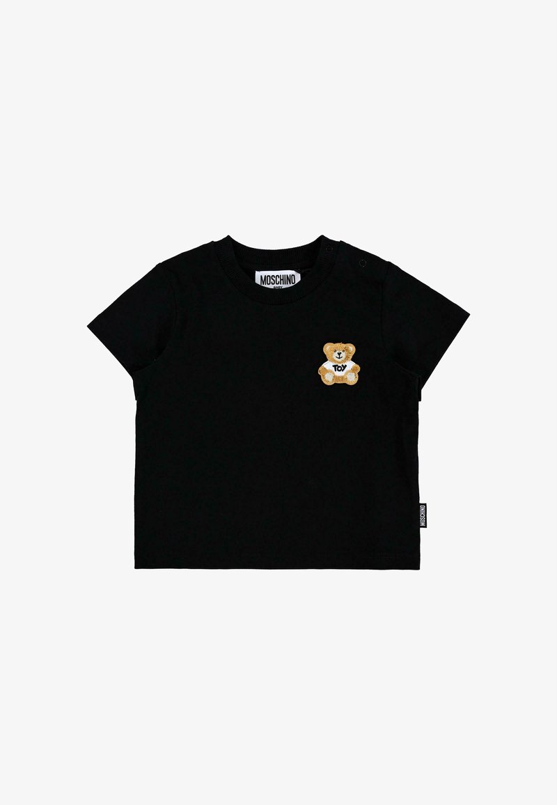 Maglietta per bambini a maniche corte nera con un piccolo orsetto di peluche che tiene in mano un cartello "Giocattolo" ricamato sulla parte sinistra del petto.
