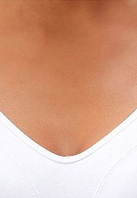 Weißes V-Ausschnitt-Oberteil, glattes Material, figurbetontes Design, mit einem dezenten Glanz und nahtlosen Kanten, die einen klaren Ausschnitt betonen.