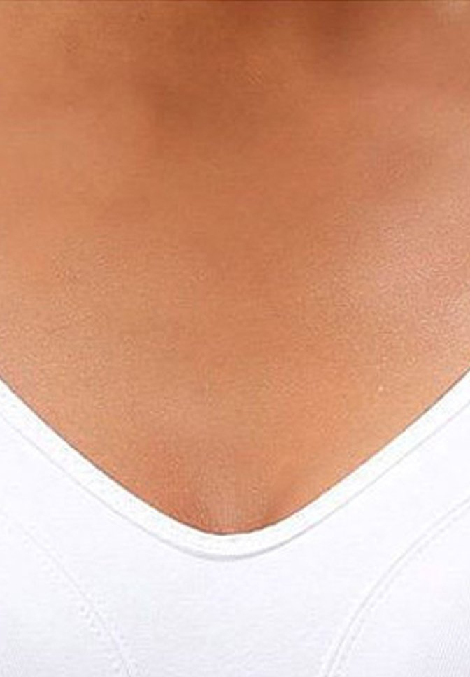 Weißes V-Ausschnitt-Oberteil, glattes Material, figurbetontes Design, mit einem dezenten Glanz und nahtlosen Kanten, die einen klaren Ausschnitt betonen.