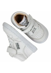 Witte leren sneakers met een gestructureerde afwerking, voorzien van geperforeerde accenten, klittenbandsluiting en een rubberen zool met logo-detail.