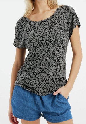 Szara koszulka w panterkę z krótkim rękawem i okrągłym dekoltem, o miękkiej fakturze i luźnym kroju, zestawiona z niebieskimi szortami.