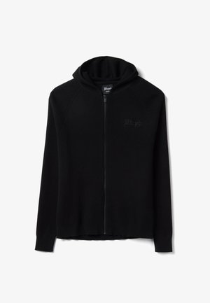 Schwarzer Kapuzenpullover mit Reißverschluss, feiner Rippenstruktur und kleinem gesticktem Schriftzug auf der linken Brust, dargestellt vor weißem Hintergrund.