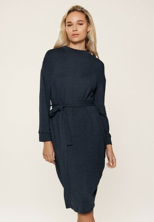 Robe tricotée bleu marine à manches longues, avec un col rond et une ceinture en tissu assortie nouée à la taille, présentant une coupe décontractée et des poches latérales.