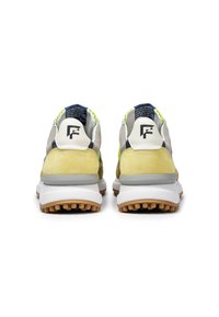 Scarpe sportive con materiale in suede giallo e tessuto grigio, suola bianca e grigia, presentano un logo sul tallone e dettagli verdi sul collo.