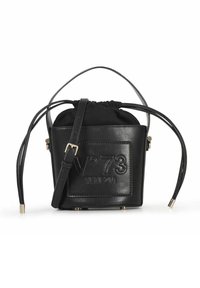 Zwarte leren emmer tas met een trekkoordsluiting, voorzien van een geembosst logo, verstelbare banden en een gladde afwerking. Accenten van goudkleurig beslag.