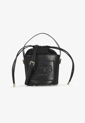 Schwarze Leder-Eimer-Tasche mit einem Kordelzugverschluss, ausgestattet mit einem geprägten Logo, verstellbaren Riemen und einer glatten Oberfläche. Akzente aus goldenem Metall.