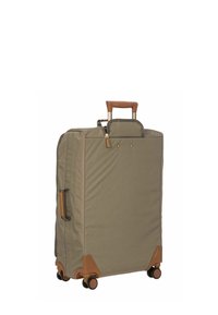 Valise souple en tissu vert olive, avec une poignée et des accents marron. Dotée d'une poignée rétractable et de quatre roues pour une maniabilité facile.