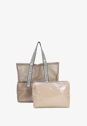 Beige draagtas van gaas met witte handvatten waarop "FASHION BAGS" staat, en een glanzend beige etui met rits ervoor.