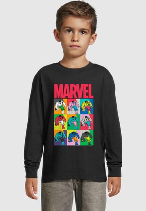 Juodas ilgomis rankovėmis marškinėliai su spalvinga Marvel grafika, kurioje pateikiamos pakartotos komiksų stiliaus vaizdai su personažais įvairiomis spalvomis ir raštais.