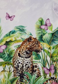 Leopard s charakteristickými skvrnami, obklopený zelenými tropickými listy a růžovými motýly na světlém pozadí.