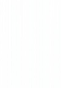 Twee mannen die glimlachen terwijl ze houten pallets dragen en casual werkkleding dragen in een helder, ruim magazijn met gestapelde dozen.