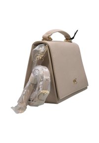 Borsa a mano beige chiaro con superficie testurizzata, dettagli in oro, forma strutturata, manico superiore e tracolla rimovibile, ancora nella confezione.