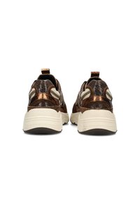 Sneaker marroni e bronzo con una texture in pelle di serpente, suole di crema in contrasto e linguette sui talloni.