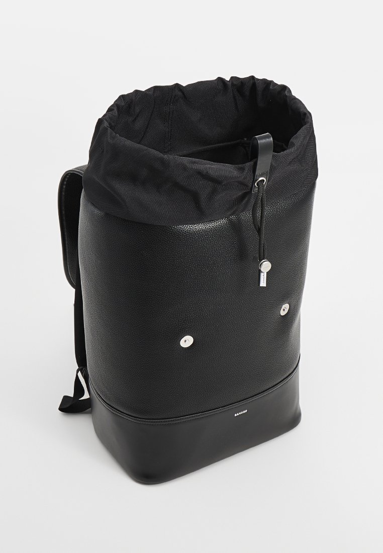Schwarzer Rucksack mit einer strukturierten Lederbasis, einem Zugverschluss und silbernen Hardwareakzenten. Glattes, zylindrisches Design mit verstellbaren Trägern.