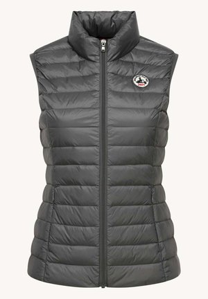 Graue Steppweste mit hohem Kragen, horizontalen Karos, durchgehendem Reißverschluss und runder Logo-Patch auf der linken Brust. Leichtes Material.