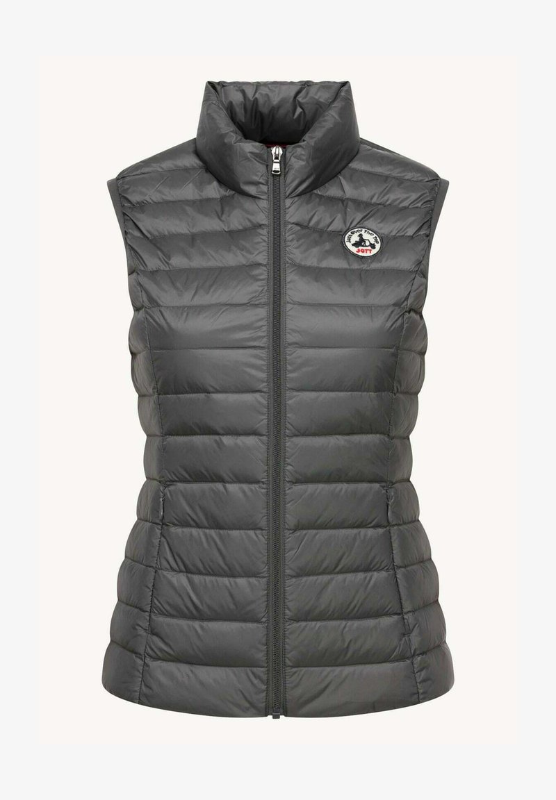 Chaleco acolchado gris con cuello alto, diseño de acolchado horizontal, cremallera frontal completa y parche redondo con logo en el lado izquierdo del pecho. Material ligero.
