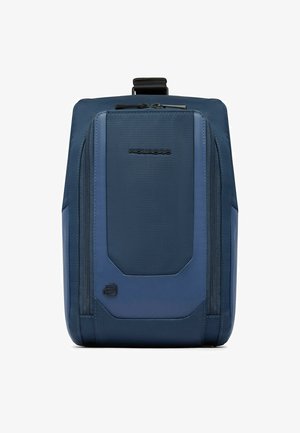 Marineblauer Rucksack mit einer strukturierten, synthetischen Außenseite, ausgestattet mit einem vorderen Reißverschlussfach und einem oberen Tragegriff.