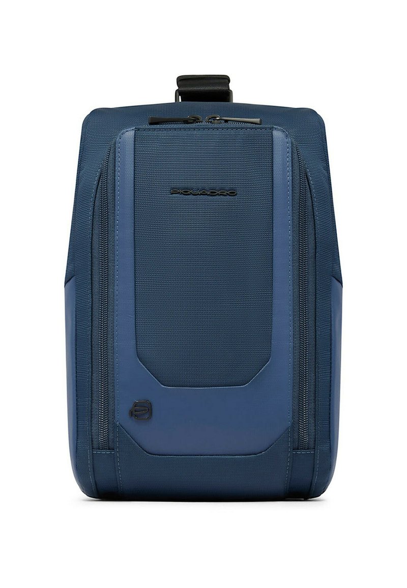 Mochila azul marino con un exterior sintético texturizado, que cuenta con un bolsillo frontal con cremallera y una asa superior para llevar.